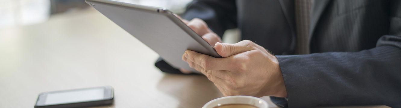 Un recruteur rédige un email depuis sa tablette