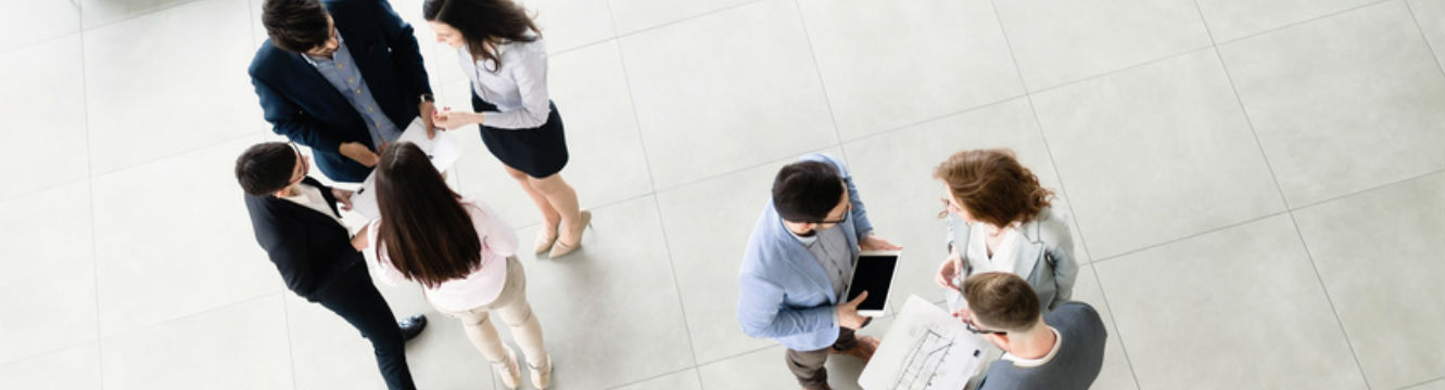 Des professionnels discutent dans le hall d'accueil d'une entreprise